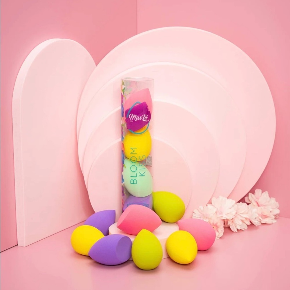NIB BLOOM KISS MAKEUP SPONGES 4 Piece SET